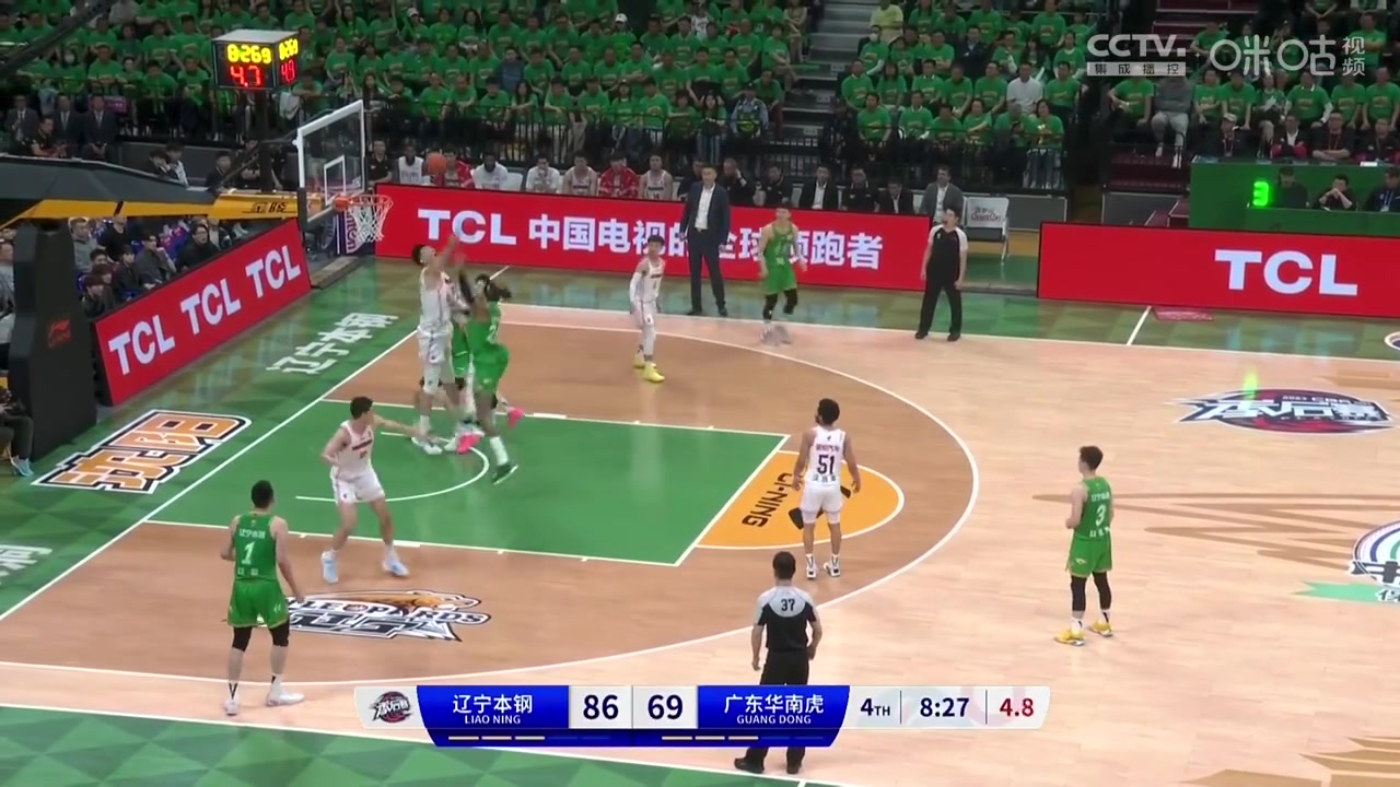 杨鸣都嗨了!赵继伟神仙压哨三分,辽宁第四节领先20分基本奠定胜局!