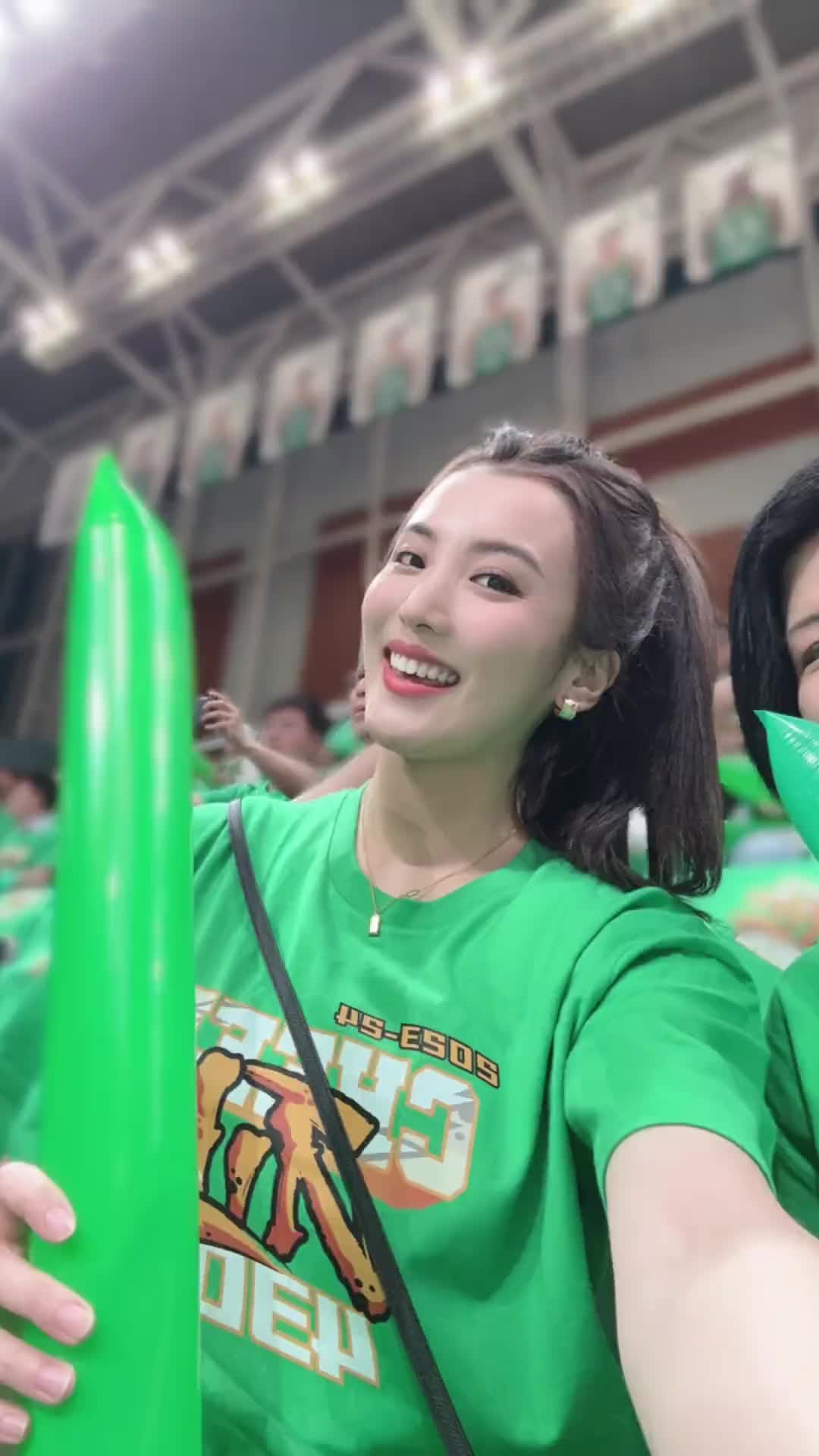 赵继伟妻子现场助阵G5:辽粤决赛,我们赢啦!!!!!