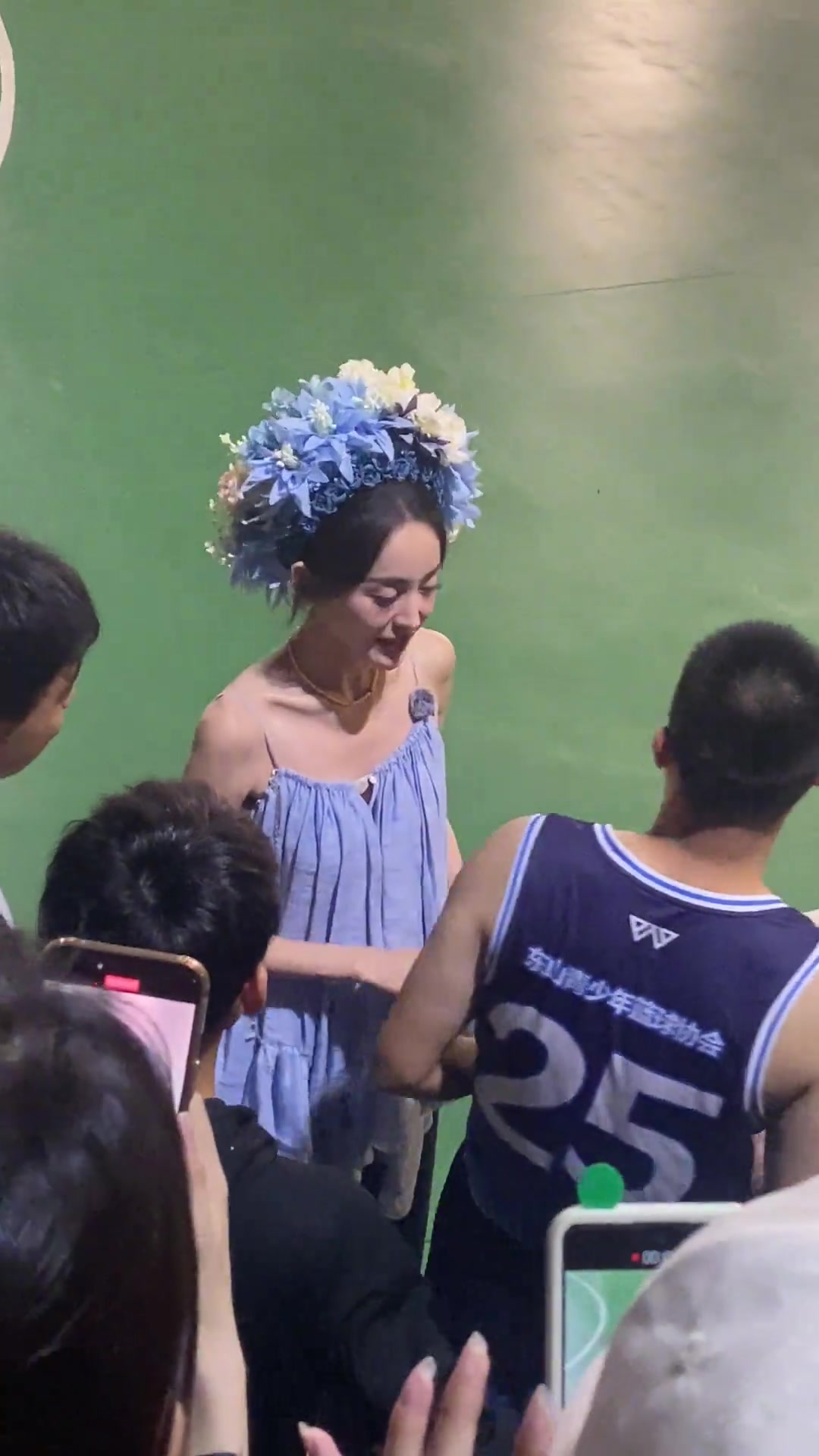 娜扎在福建篮球赛露面,戴簪花好好看