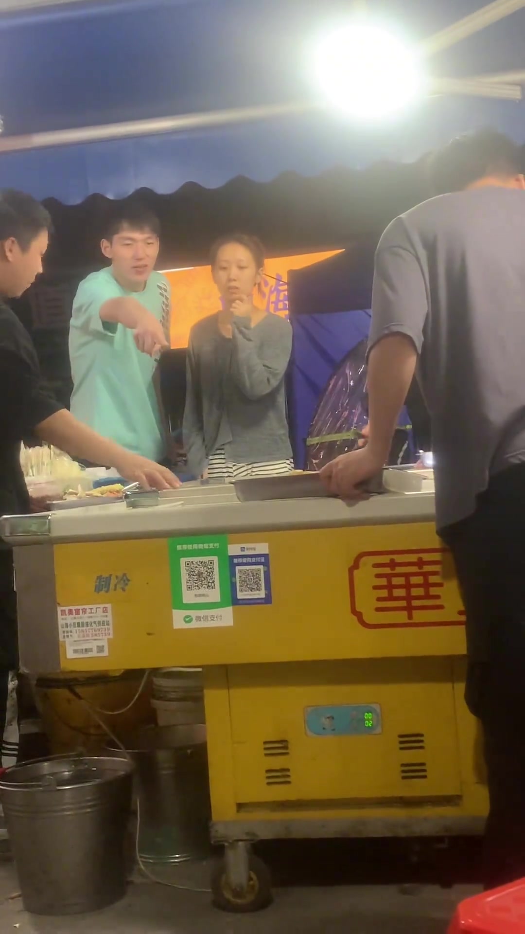 网友吃夜宵偶遇吴前和素颜妻子:原来他也喜欢吃鸭头啊