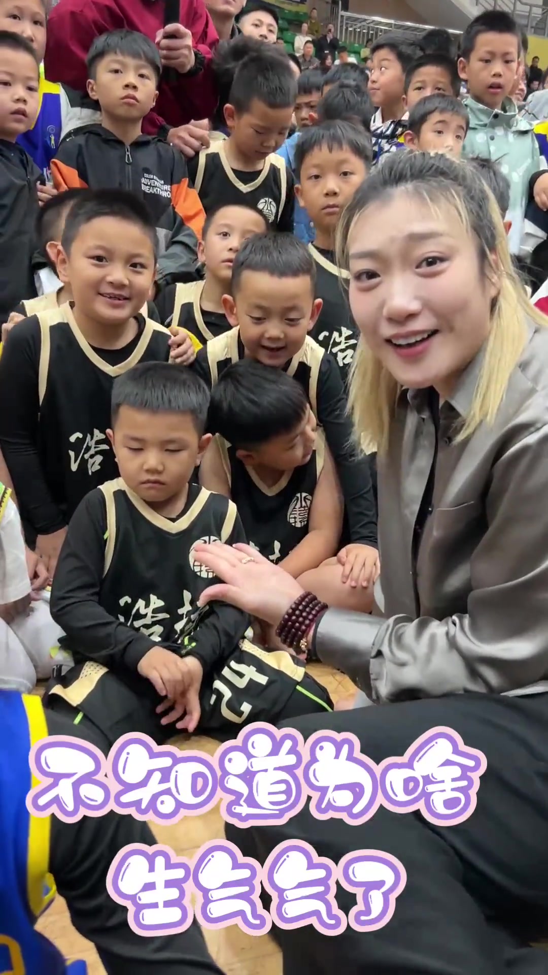 李梦把小男孩惹生气 怎么哄都不好使