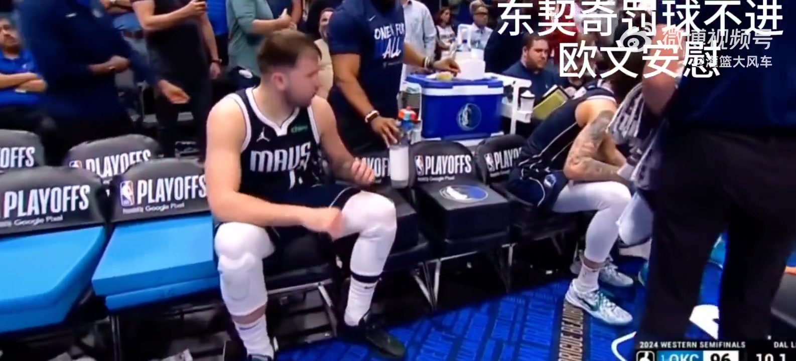 欧文太重要了!东契奇错失关键罚球后相当沮丧,欧文赶紧上前安慰他