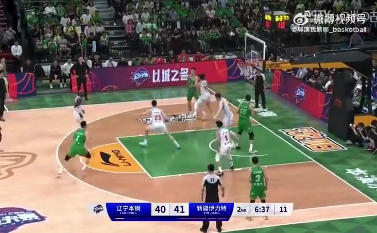 真敢说!张镇麟传球失误出了边线,解说依力:这是传给了他妈妈吗?