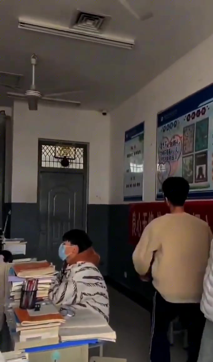 班主任:谁让你们在班级里打篮球了?