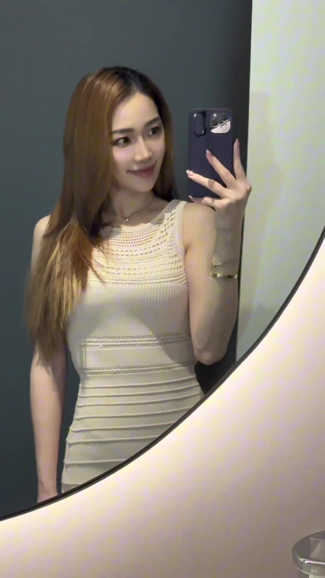 真滴好看啊!前方女记者孟超一身针织衫连衣裙晒自拍~