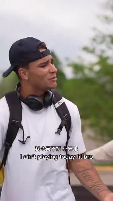 嚯，动作这么大！盖利为了摆脱防守直接发力推倒西尔扎提，裁判回看后升级为违体