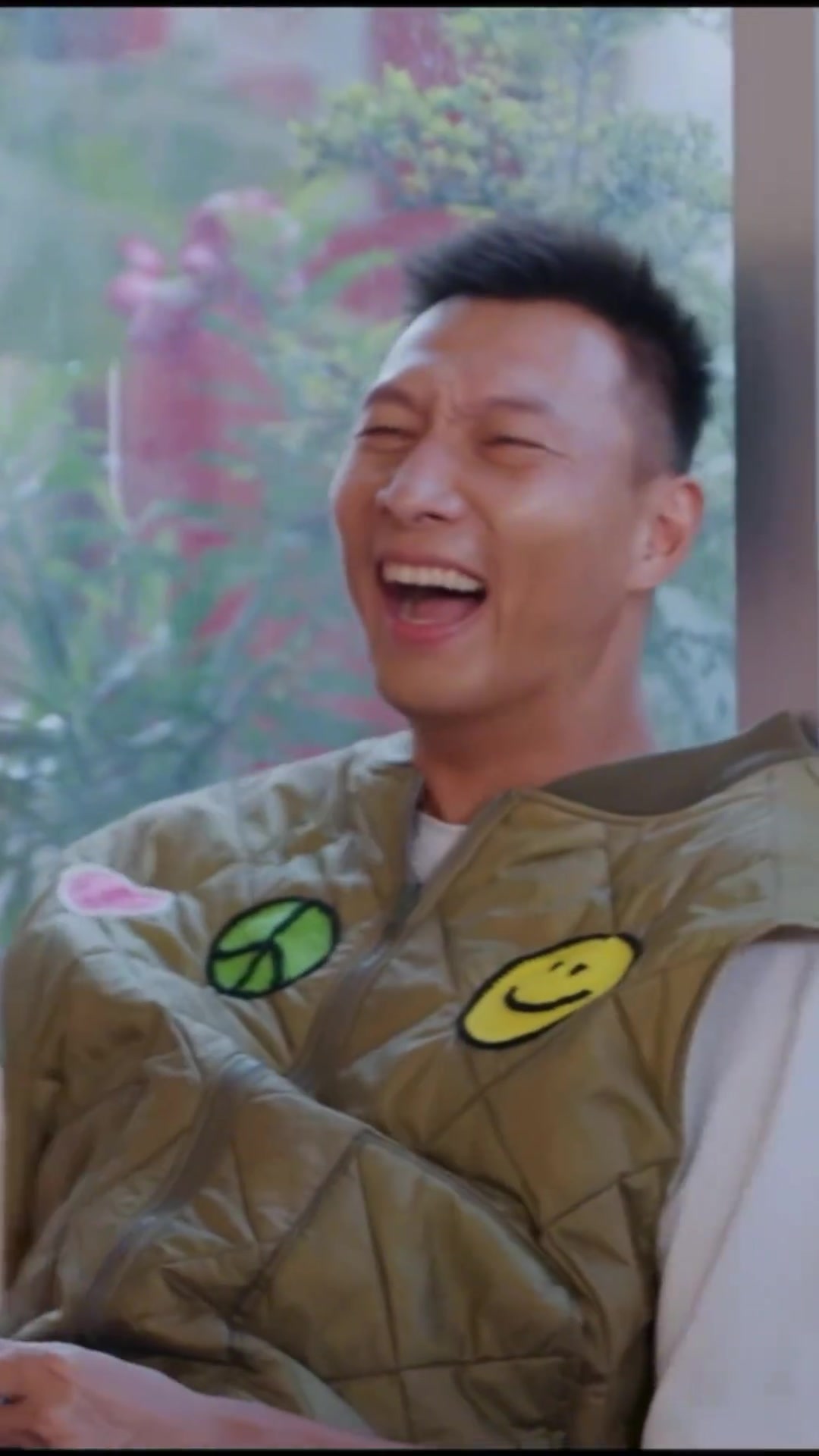 嚯，动作这么大！盖利为了摆脱防守直接发力推倒西尔扎提，裁判回看后升级为违体