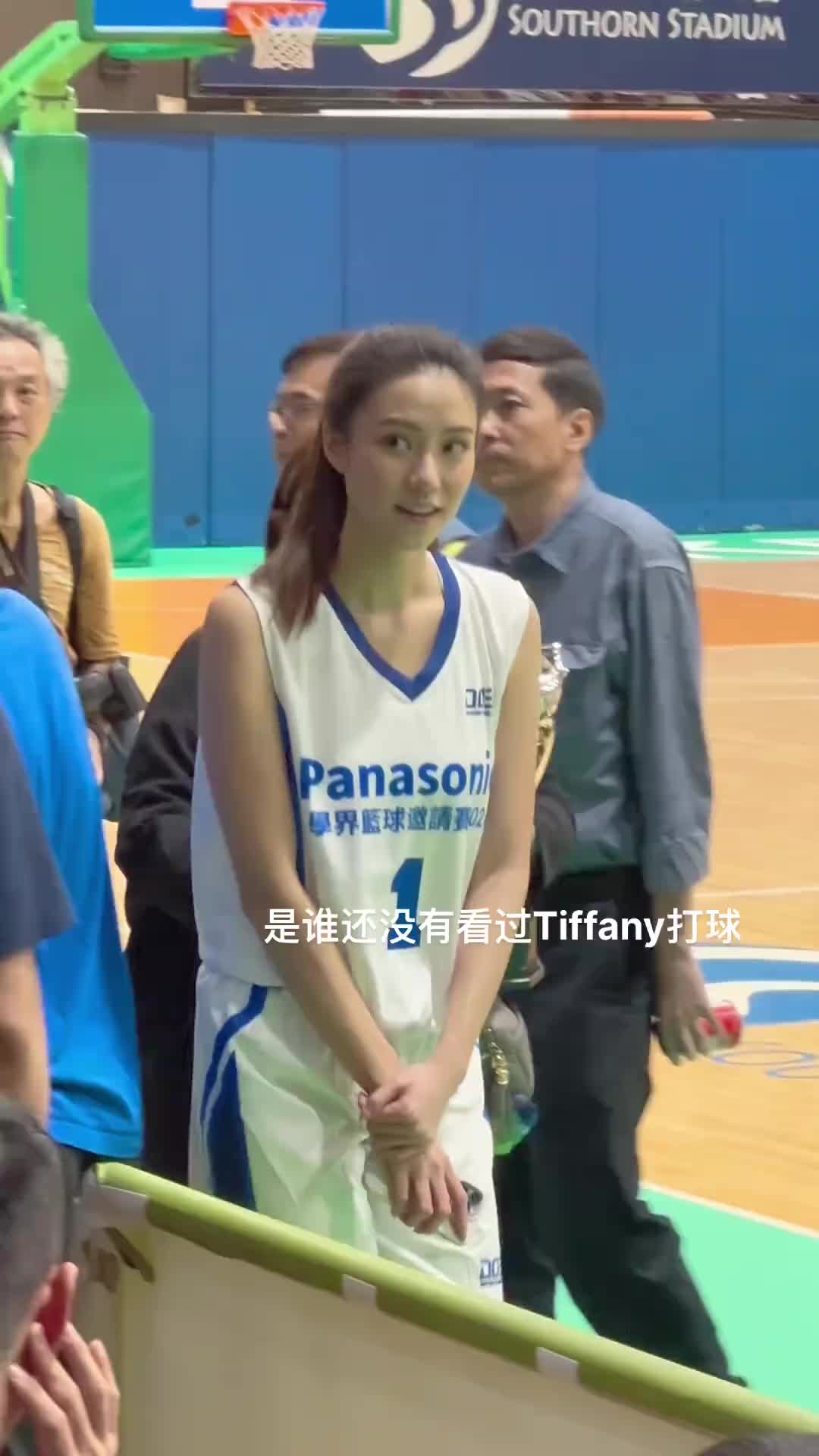 又见黑丝大长腿！张曼源晒黑色系穿搭：周末快乐啊#黑色系