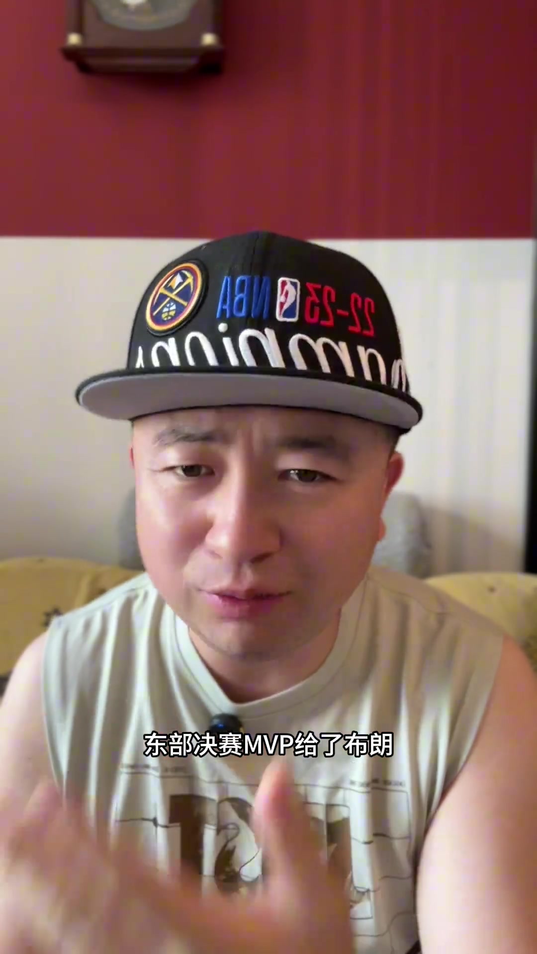 23年季后赛湖勇大战G4，哈姆在首节将浓眉换下，浓眉不满：为什么把我换下？