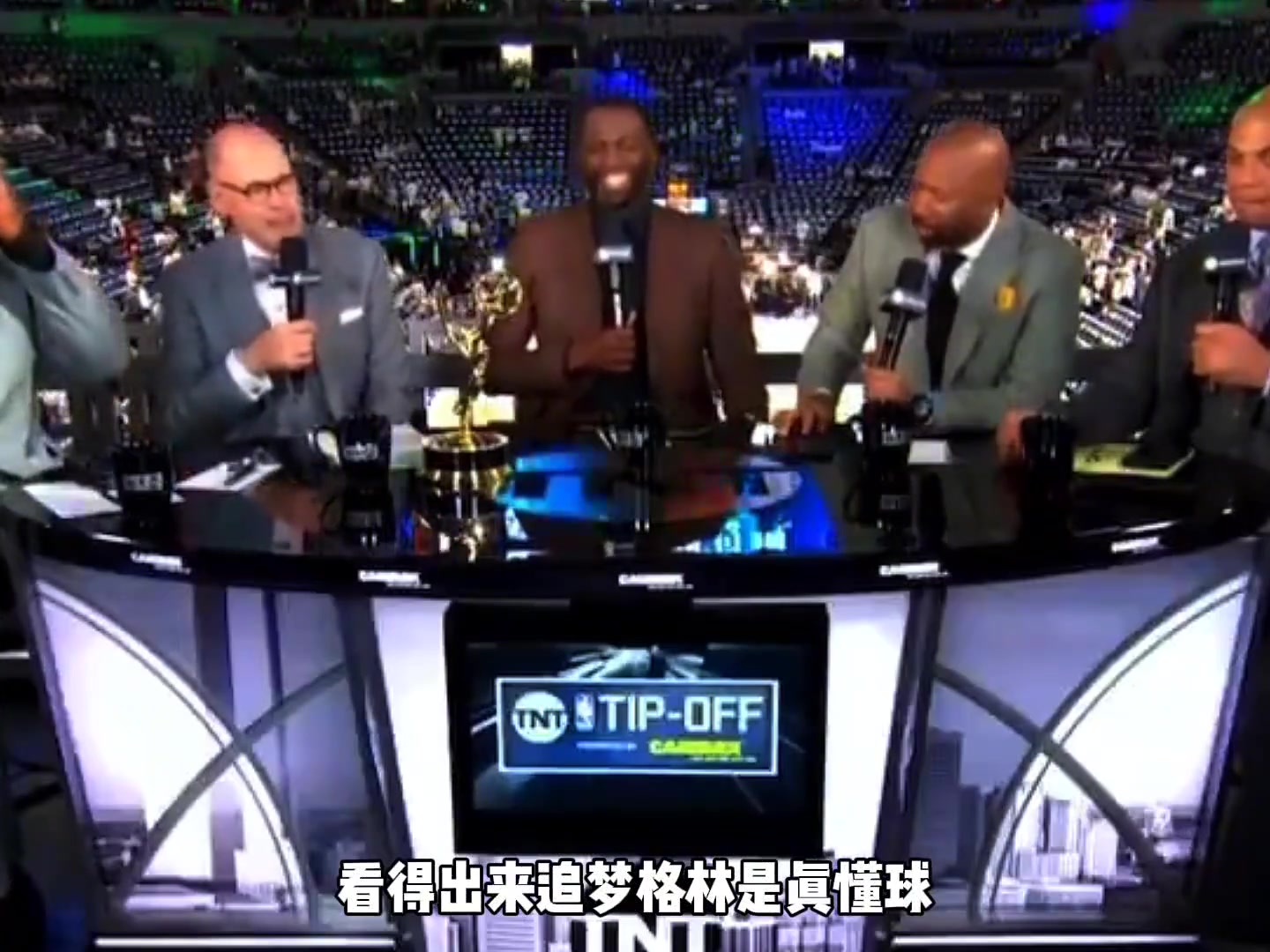 这么生猛！哈迪接东契奇背传 直杀内线撞翻霍姆格伦上篮打2+1