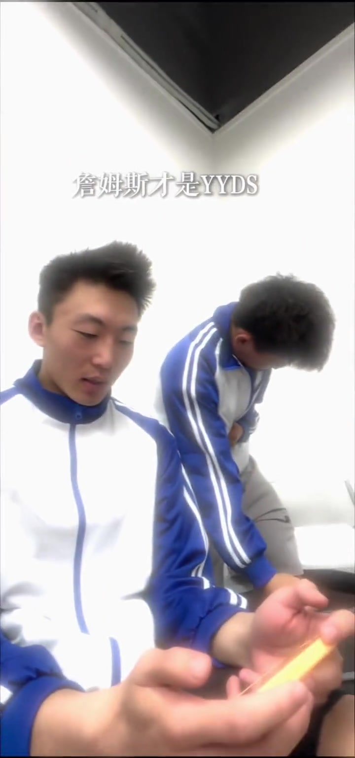 说着字正腔圆的“你好”，李凯尔又为唐斯/华子/戈贝尔拉票