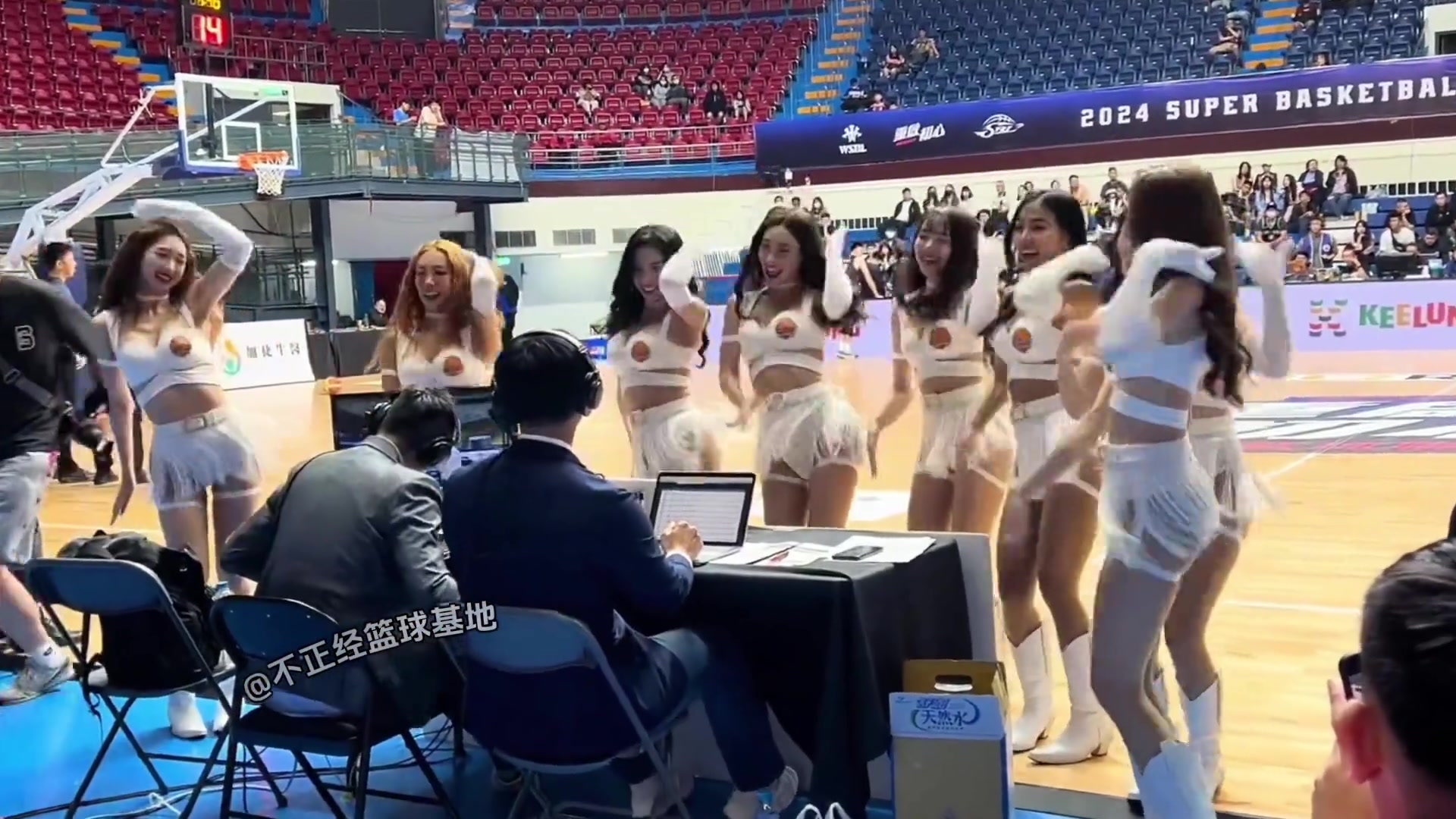 小孩：对，就是你，下半场你防文班亚马。