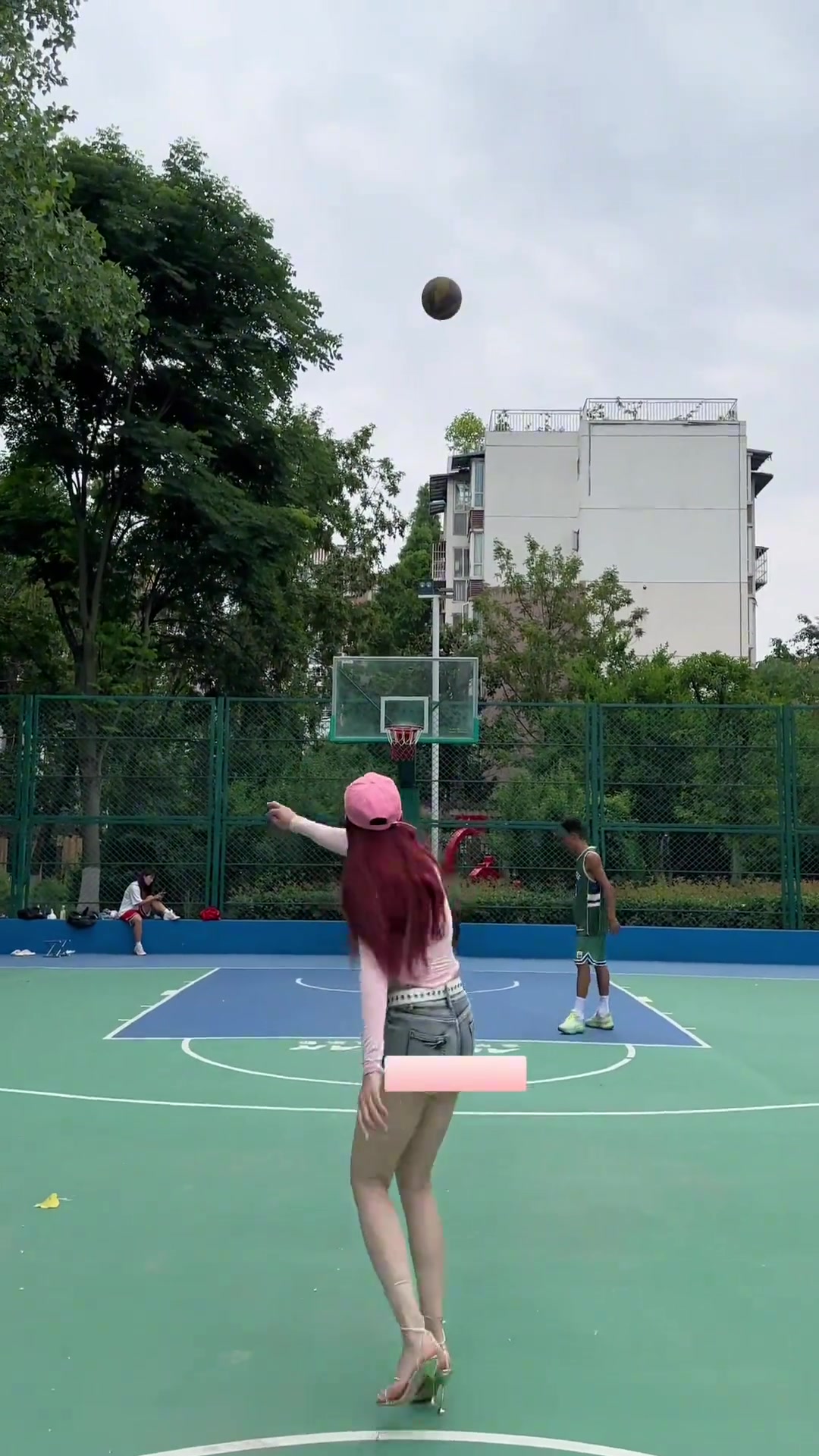 小孩：对，就是你，下半场你防文班亚马。