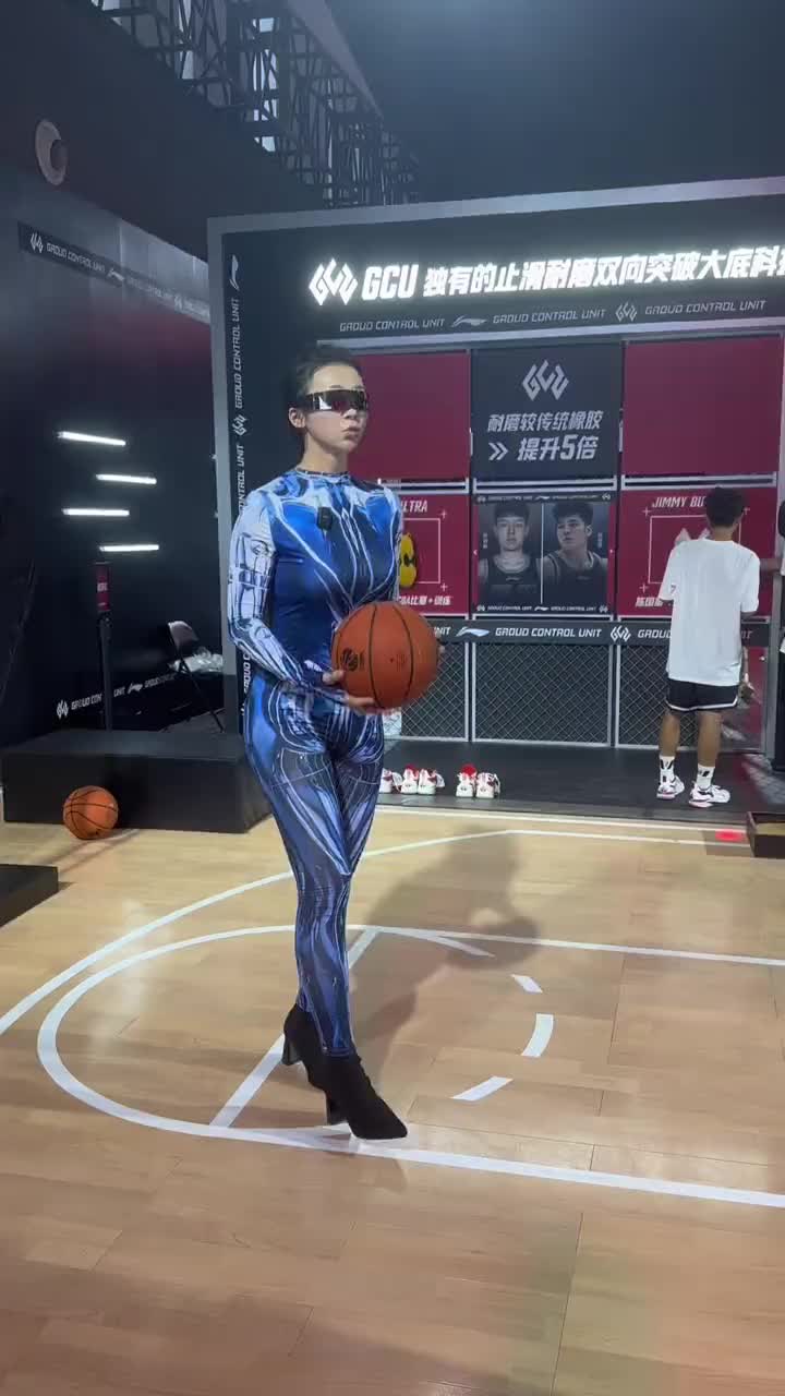 张曼源这身科技感十足的穿搭极其保守 美娜依旧甜美!