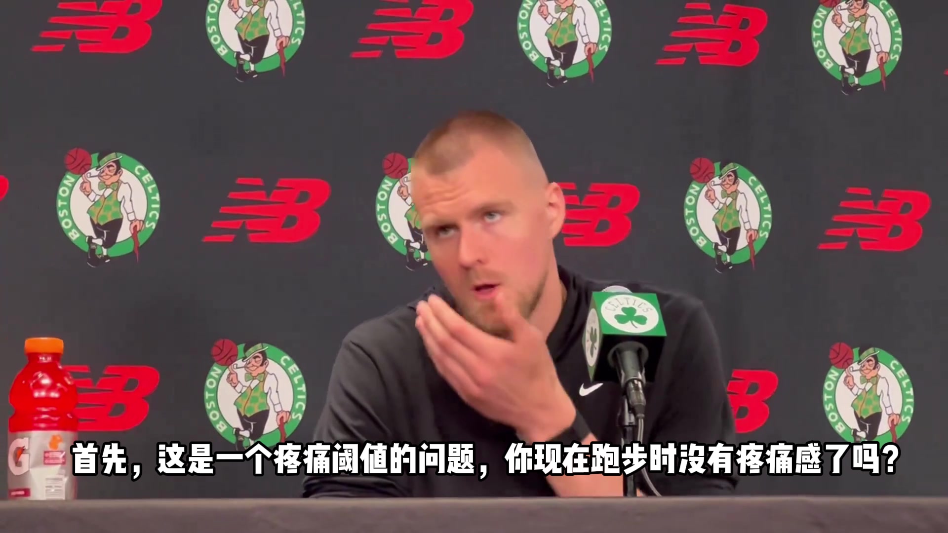 耐人寻味的笑容!在被问到跑步时还疼痛吗,波津想了好几秒后才回答:是的
