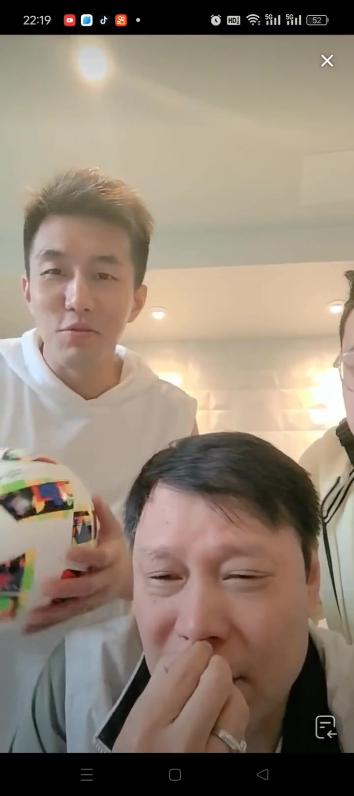 郭艾伦和范志毅直播间出现“篮球足球一个样”的评论 艾伦:你看多悲观啊 我们接受一切心态