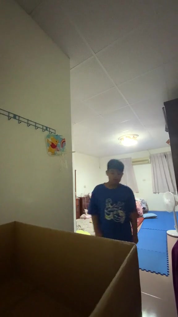 这是复刻马龙&罗德曼摔跤名场面？周琦与莫兰德双双倒地，随后互相夹臂抱摔！
