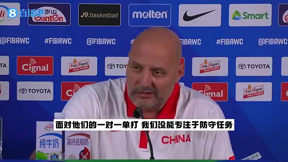 这是复刻马龙&罗德曼摔跤名场面？周琦与莫兰德双双倒地，随后互相夹臂抱摔！