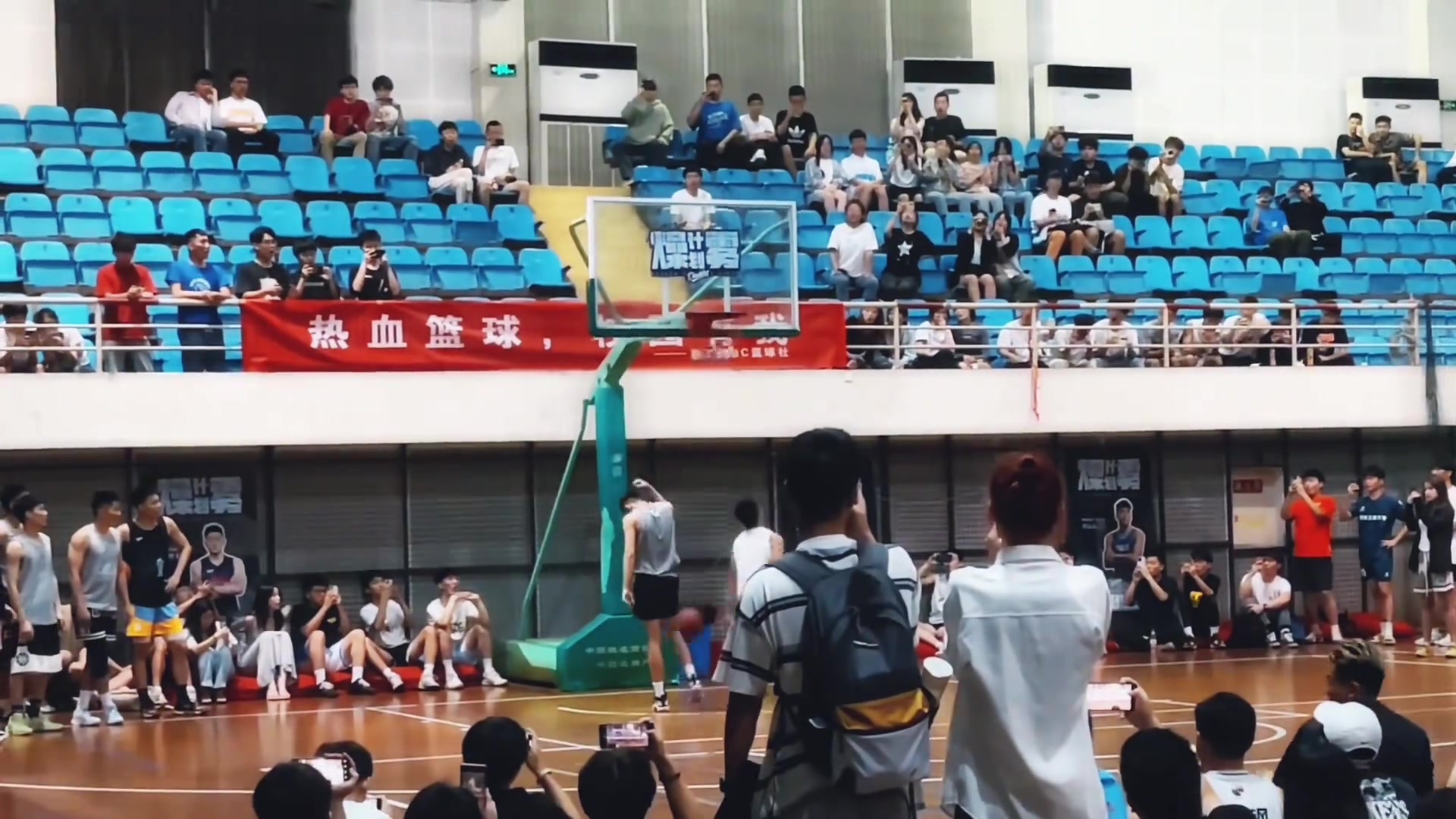 这是复刻马龙&罗德曼摔跤名场面？周琦与莫兰德双双倒地，随后互相夹臂抱摔！