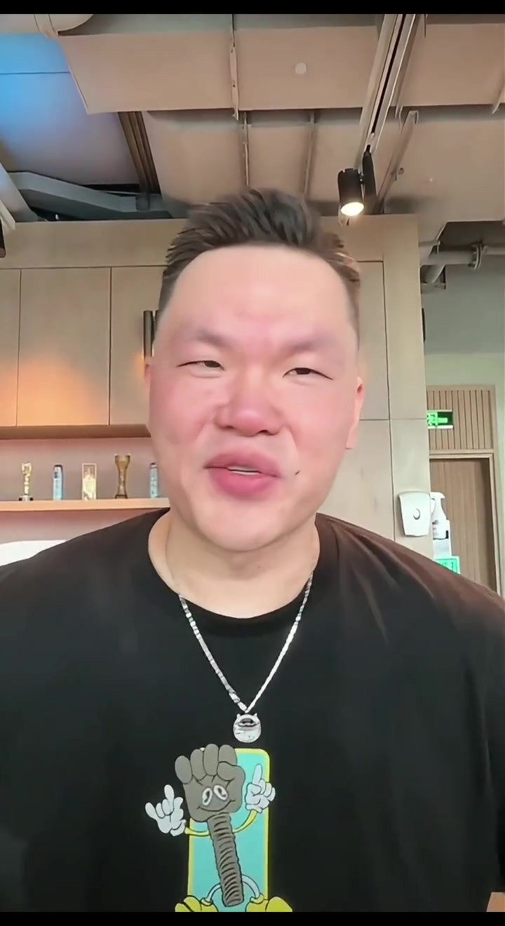杨鸣：郭艾伦在西班牙康复几乎没有进行有球训练，能否复出得以他个人意愿为主