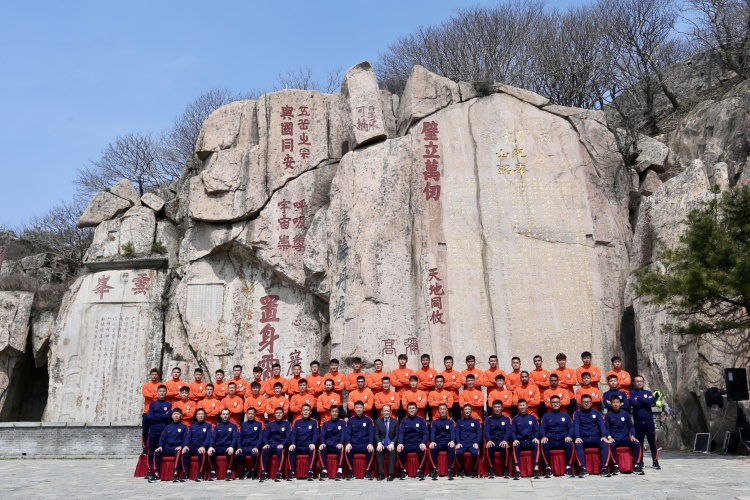 记者：泰安雪过天晴，明日泰山全队登泰山祈福计划应该不受影响