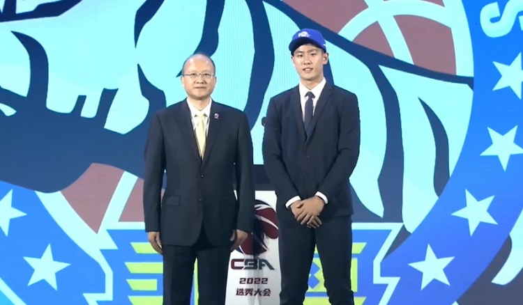 CBA选秀大会：新疆广汇用探花签选择宁波大学范汇鎏