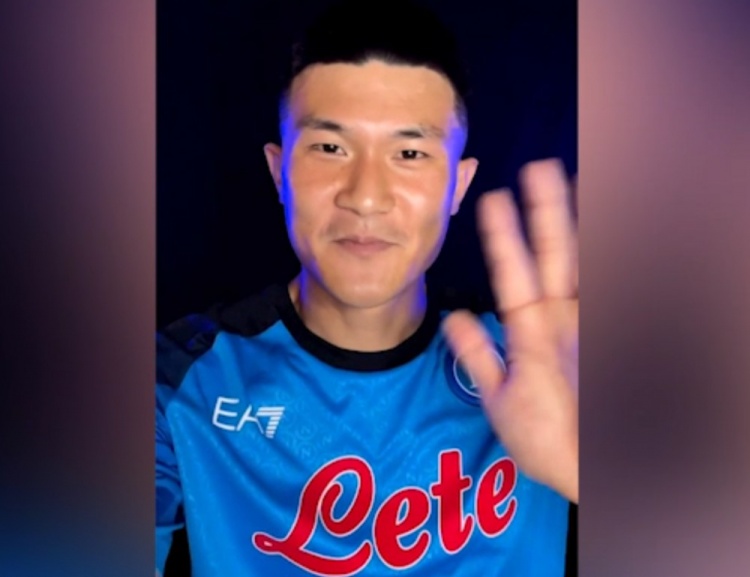金玟哉加盟感言:很高兴成为那不勒斯一员,等不及与球迷们见面