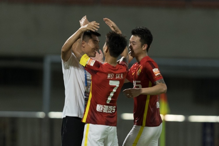 韦世豪社媒晒郑智合照庆祝胜利：开心快乐的踢球⚽️⚽️