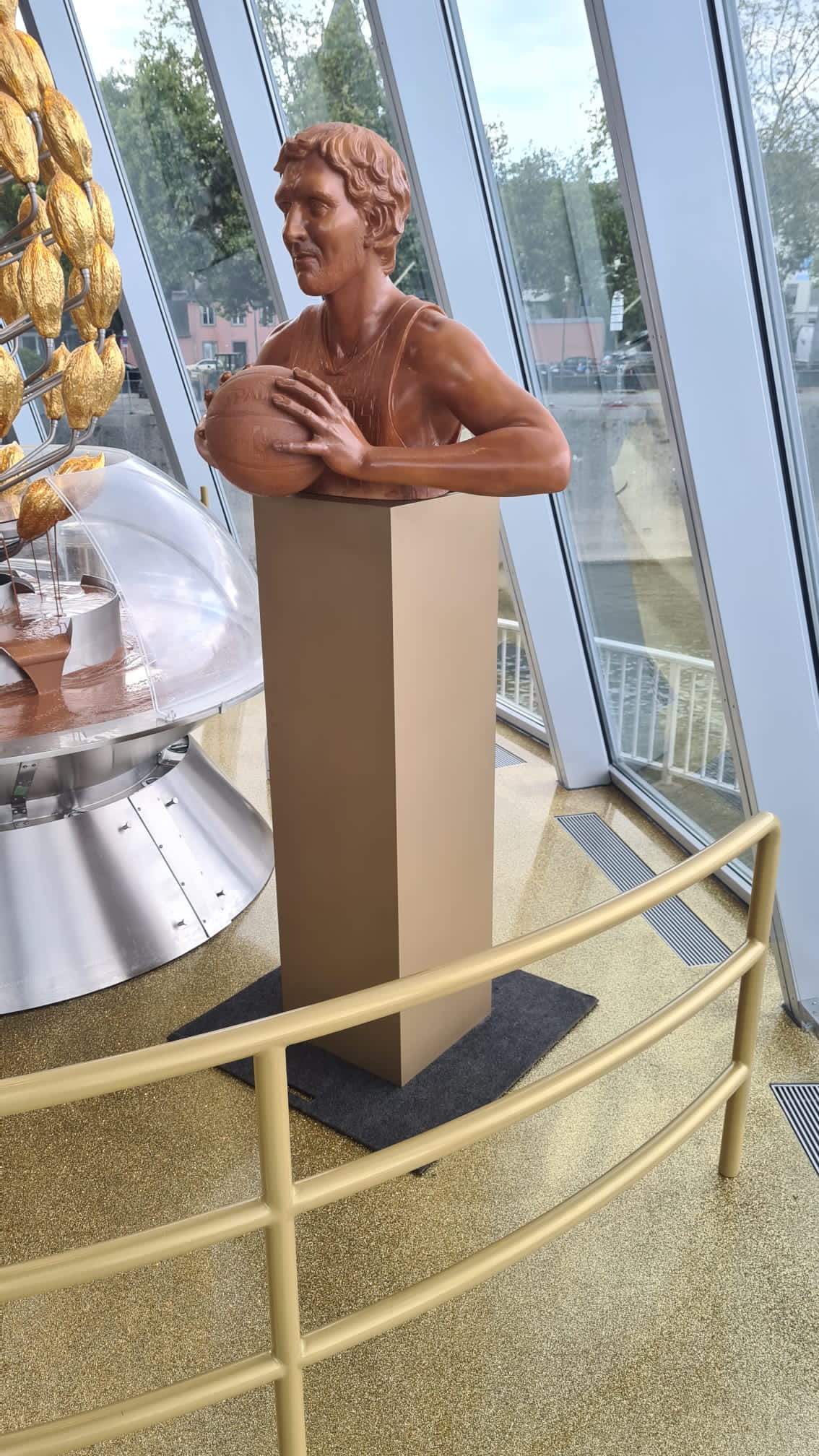 你能认出来吗？科隆巧克力博物馆展出诺维茨基巧克力雕像