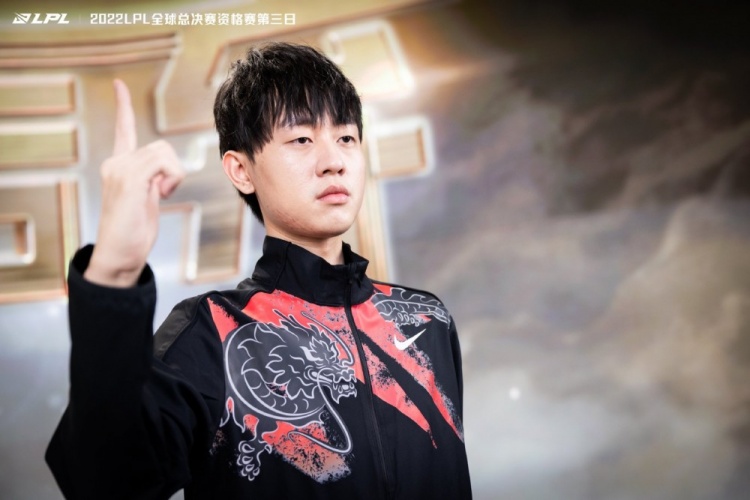 LPL官推分享RNG&JDG选手出征仪式返图：Xiaohu真男人站姿