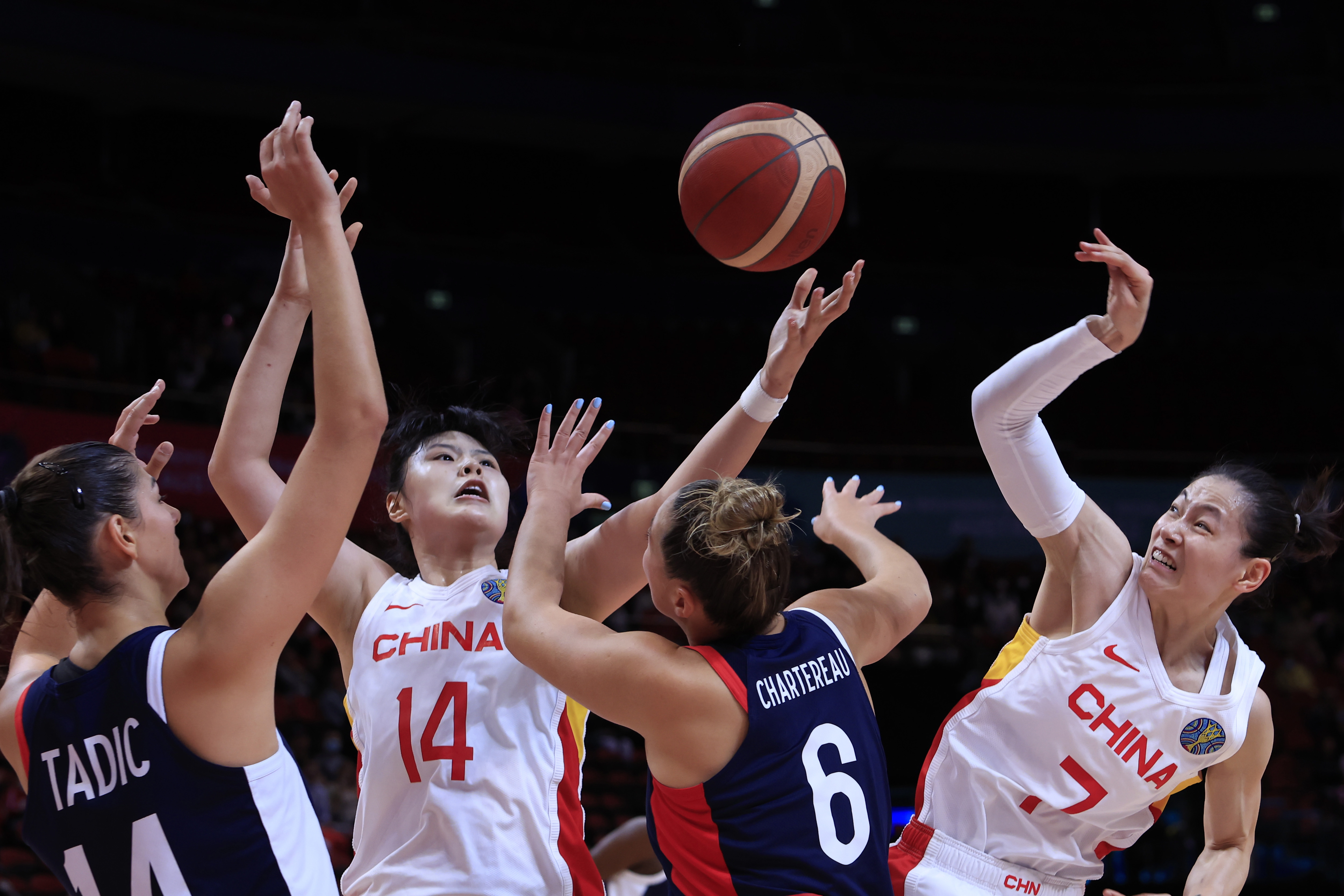 单节净胜11分！中国女篮半场50-39领先法国女篮