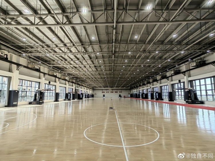 青岛队记：球队篮球训练基地拥有8块正规篮球场地 集食宿训练一体