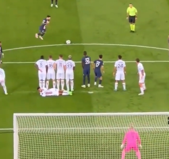 【视频】现场实拍梅西的任意球破门，球迷大声欢呼梅西名字