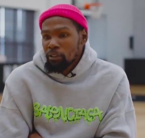 KD：在詹姆斯身边打球一切都会被放大 现在人们让威少成了笑柄