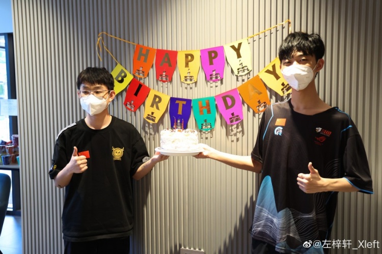 左梓轩更博：第一次在国外过的生日，也祝我同日的哥俩生日快乐