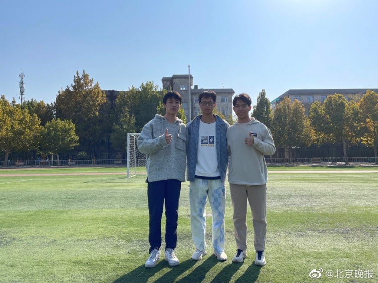 北京一高校学生球场心脏骤停，现场观赛同学合力急救挽救生命