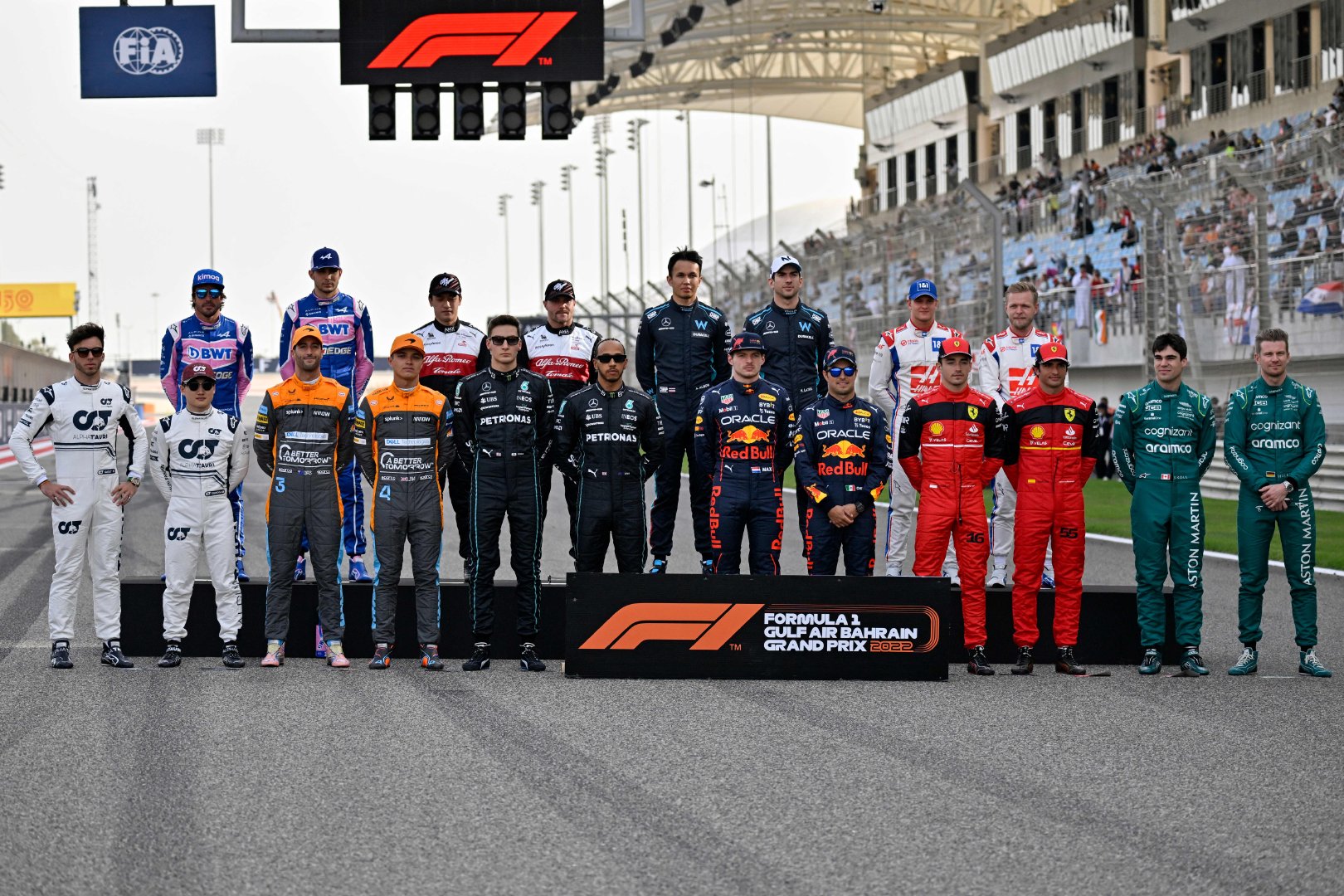 F1官方晒车手大合影：3月20日-11月20日，我们会想念这一年的❤️