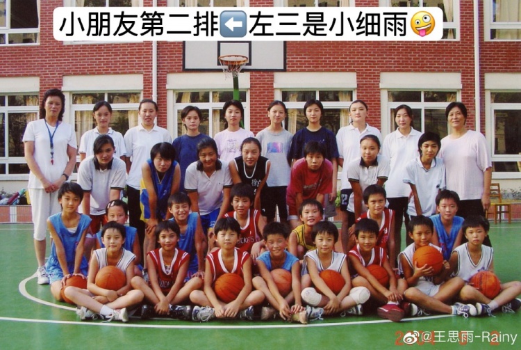 不忘初心！王思雨回到社区教小朋友们打球：我相信梦想没有边界
