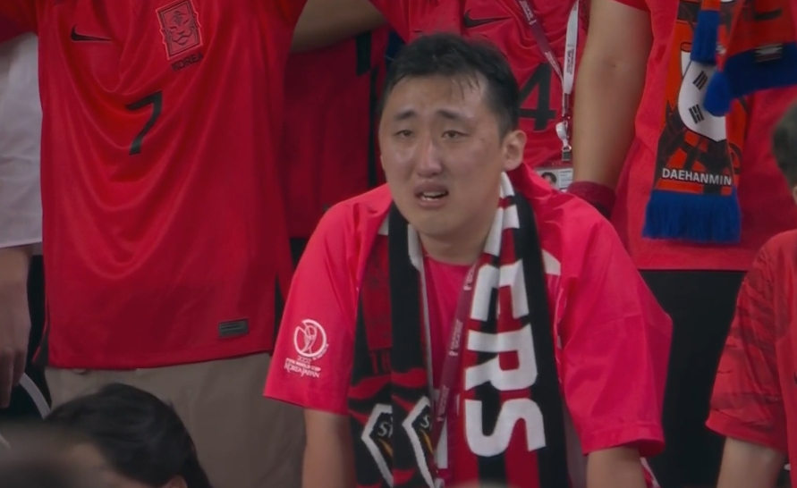 目睹球队输球，看台上的韩国球迷非常伤心