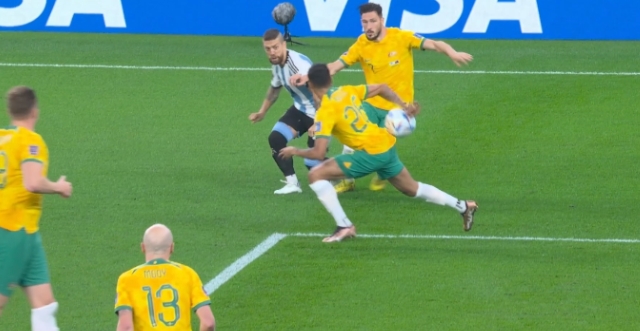 戈麦斯传球被澳大利亚球员手部挡下，主裁判未吹罚犯规