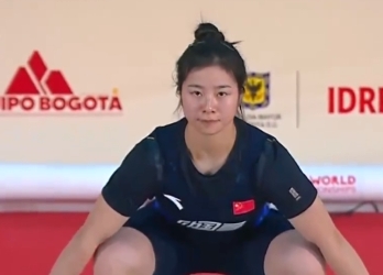 举重世锦赛女子64公斤级，17岁中国小将裴鑫依首秀包揽三枚金牌