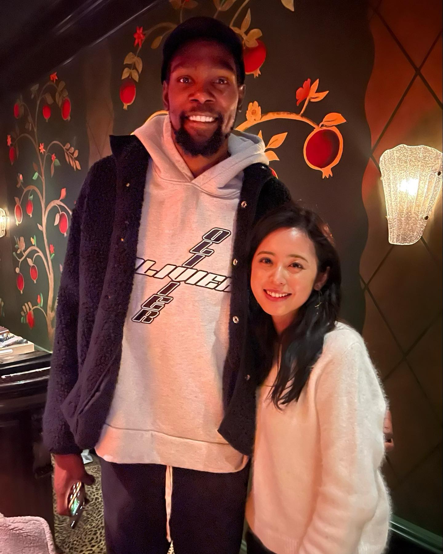 渡边雄太未婚妻晒篮网现场观赛照&与KD合影：很友善 非常感激