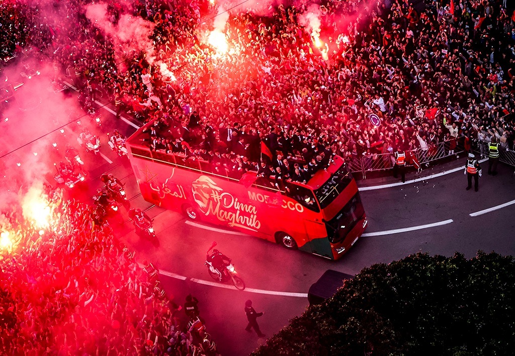 英雄回归！摩洛哥队举行世界杯庆祝游行，数十万民众涌上街头
