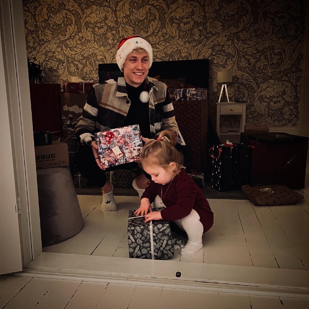 FNC下路选手Rekkles平安夜化身圣诞老人给小朋友送礼物