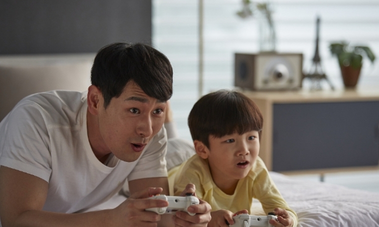 韩媒：近六成韩国家长陪孩子一起打游戏，20多岁父母概率最高