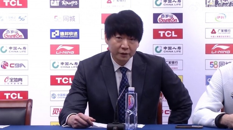 邱彪:大家今天克服了很大的困难 是靠队员的拼搏精神拿下胜利