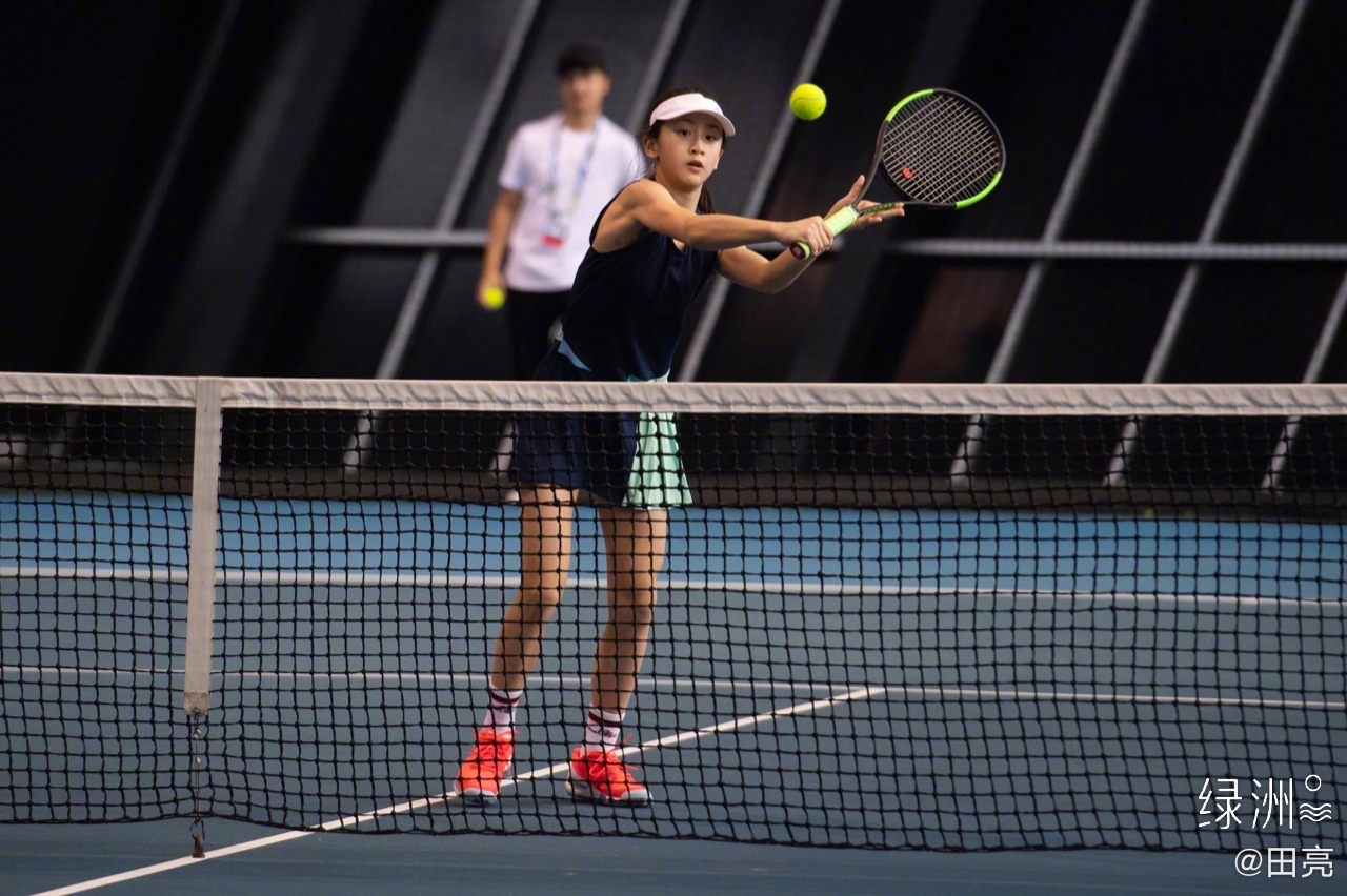 田亮女儿田雨橙国际网球赛首秀开门红，2-0轻取对手晋级次轮