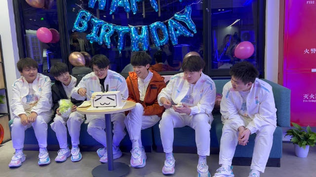 BLG官博发布Xun生日小视频：吃蛋糕咯，iXun集合！