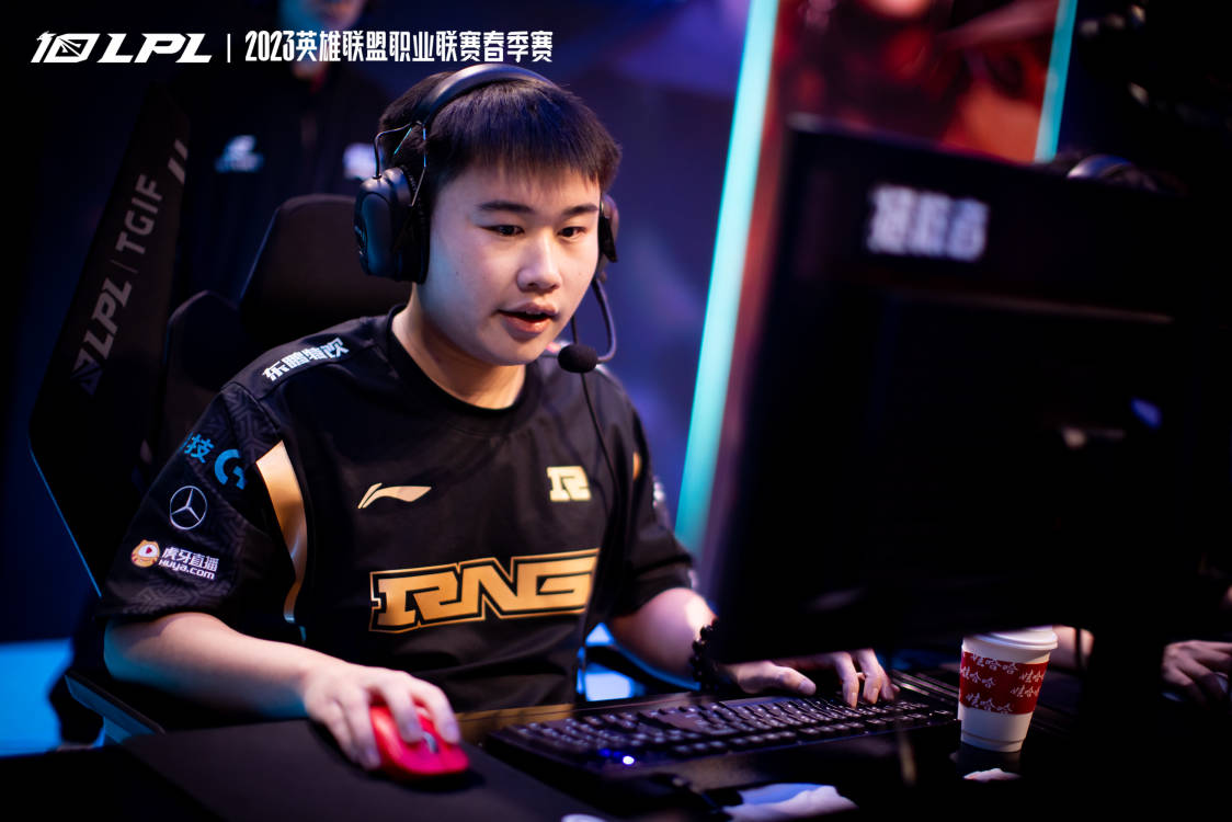 RNG超话粉丝发言：看到Wei打比赛嚼口香糖的样子就像上去锤死他