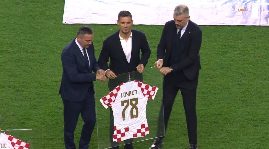 洛夫伦&斯特里尼奇告别克罗地亚国家队，获得纪念球衣
